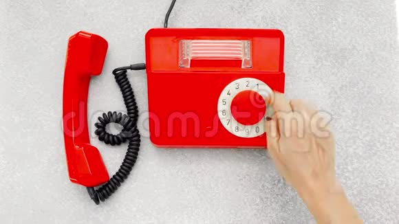 红色古董旋转电话视频的预览图