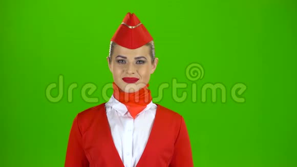 穿着红色西装的女乘务员微微调情绿色屏幕视频的预览图