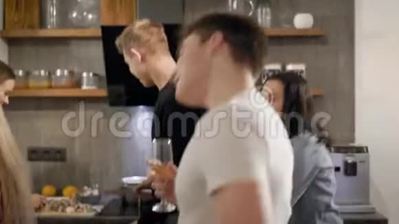 年轻人在厨房跳舞视频的预览图