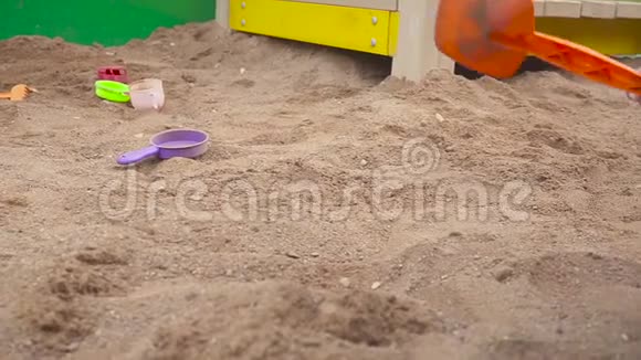 儿童游戏小男孩在沙箱里挖微笑和触摸沙子视频的预览图