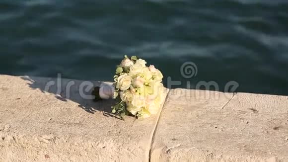 海泊上的玫瑰和桉树的新娘花束婚礼视频的预览图
