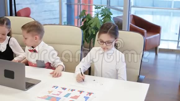 儿童喜欢成年人在办公室工作视频的预览图