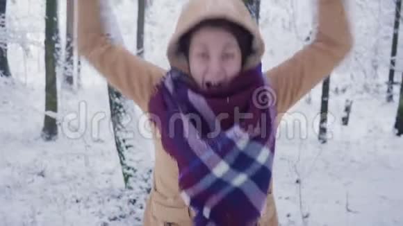冬林幸福的年轻女子跳跃和舞蹈视频的预览图