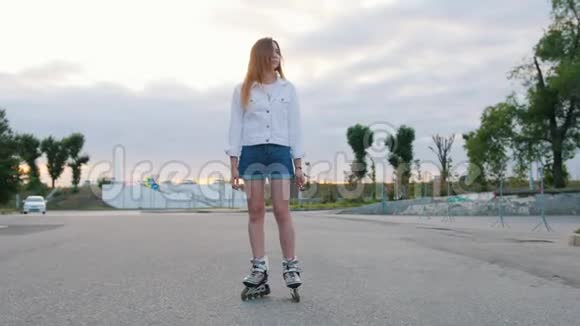一个害羞的少女在公园溜冰视频的预览图