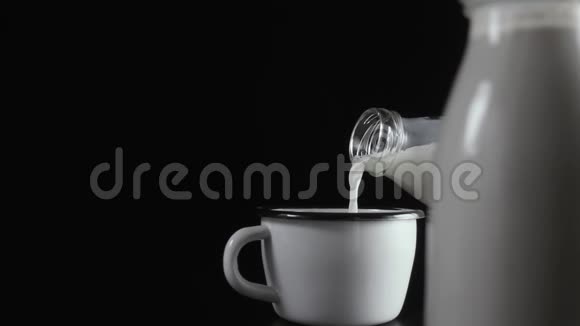 瓶子里的牛奶倒进杯子里慢动作视频的预览图