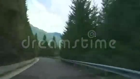 在山上的公路上快速行驶视频的预览图