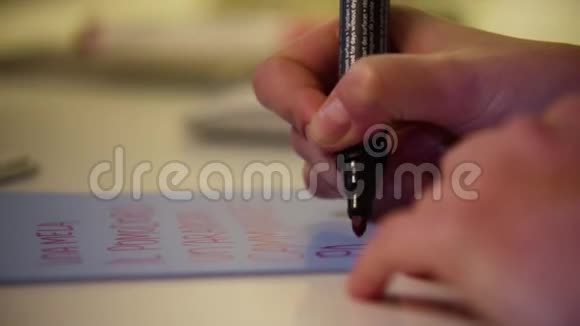 特写一位女作家手在笔记本上写的RAW视频记录视频的预览图