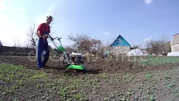人用分蘖在花园里耕种土地准备播种视频的预览图