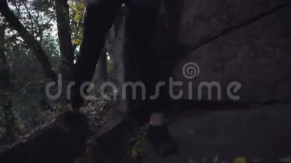 无法辨认的登山者在岩石坡上行走视频的预览图