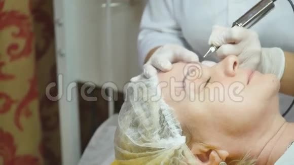 美容师在女人脸上做永久化妆视频的预览图