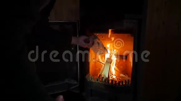 把松木柴放在壁炉里高清舒适慢动作生活方式视频的预览图
