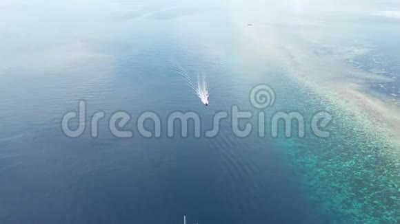 班达海珊瑚礁及船只的鸟瞰图视频的预览图