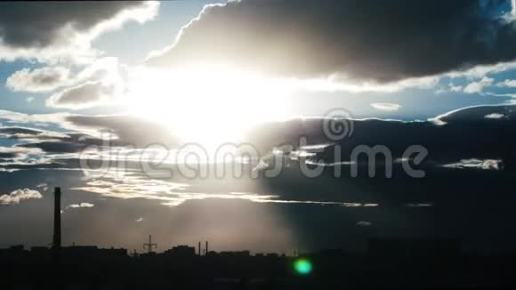 云在夜空中移动日落4K视频的预览图