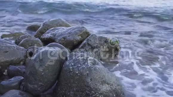 水溅在岩石海岸上溅起慢动作视频的预览图