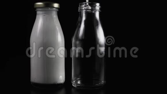 慢点桌子上有两瓶一瓶牛奶第二瓶装满视频的预览图
