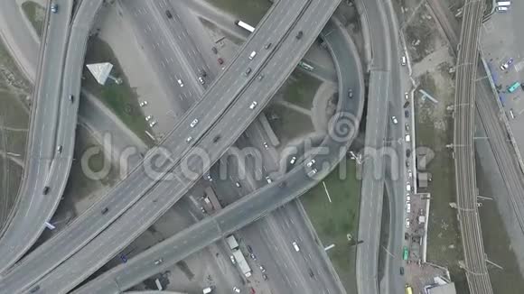 独特的天桥复杂的道路交叉口视频的预览图