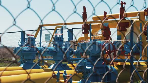 天然气处理站石油工业工业燃料制造带有压力阀和压力计的气体管道视频的预览图