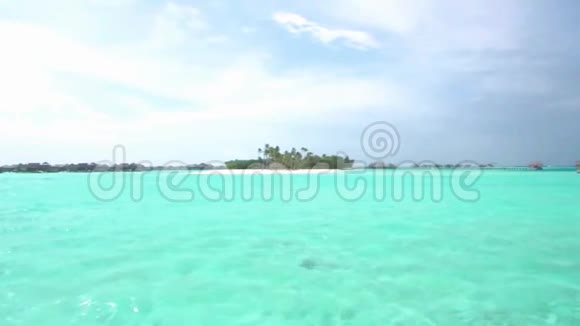 在热带海滨豪华度假胜地天堂马尔代夫岛海景天际线上拍摄的绿松石般平静的海水视频的预览图