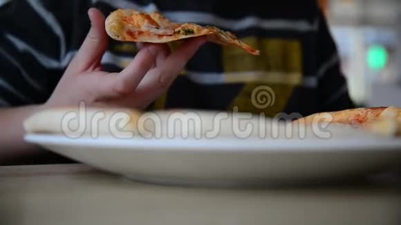 小男孩在咖啡馆里吃披萨视频的预览图