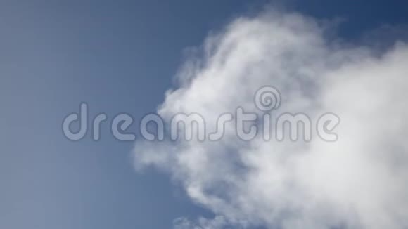 美丽的白色蓬松移动的云彩在蓝天上视频的预览图