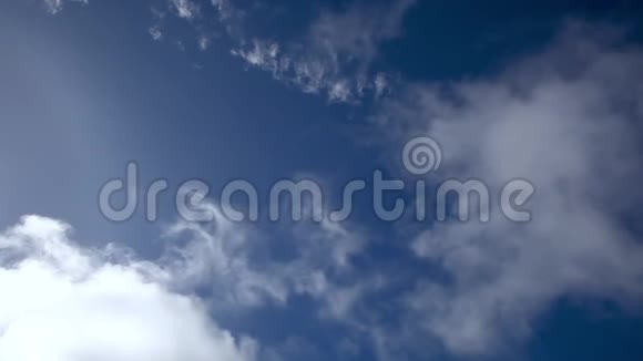 美丽的白色蓬松移动的云彩在蓝天上视频的预览图