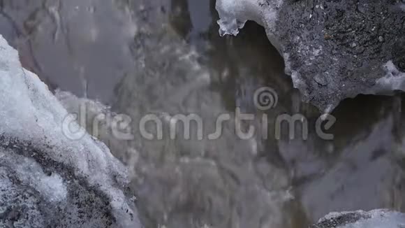 春天小河流过冰面慢动作视频的预览图