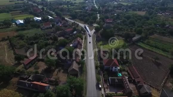 运输风车螺旋桨穿过城镇视频的预览图