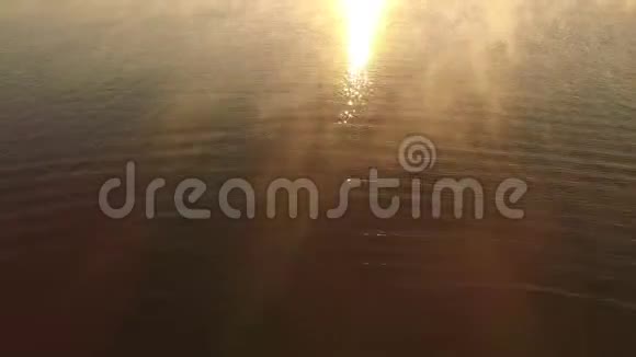 4k日落时水的神奇纹理的空中拍摄视频的预览图