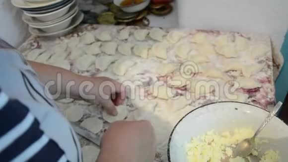 一个女人用干酪包饺子视频的预览图