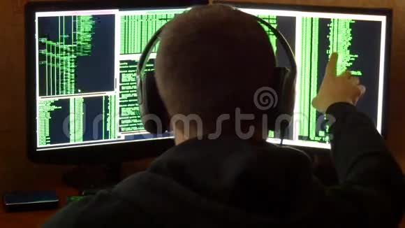 黑客被视为二进制代码黑客从他的黑暗黑客室渗透网络系统偷窃黑客视频的预览图