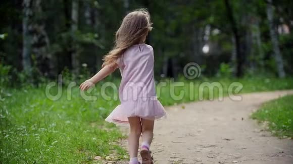 儿童在公园里旋转和跳舞慢动作视频的预览图