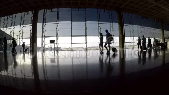 西班牙巴塞罗那机场的乘客时间流逝视频的预览图