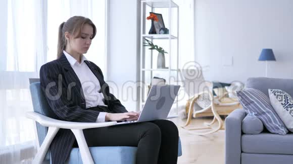 头痛紧张的女人在办公室工作痛苦视频的预览图