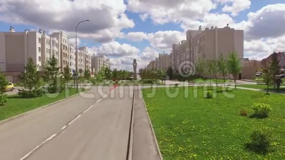 空中vi相机飞越美丽的绿色城镇凯默罗沃俄罗斯视频的预览图