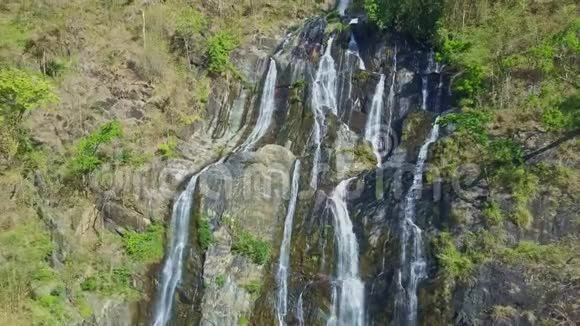 Flycam近景瀑布瀑布从热带悬崖瀑布视频的预览图