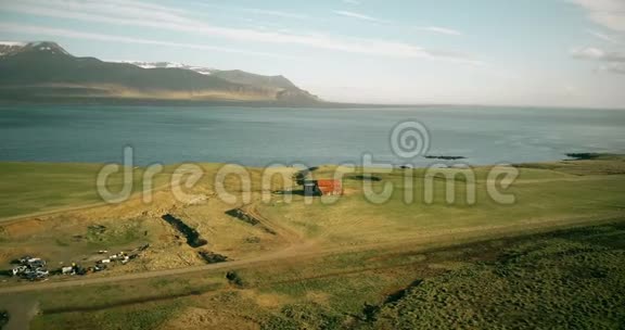 冰岛美丽的风景观海岸风光独住水边视频的预览图