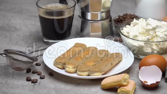 提拉米苏蛋糕烹饪萨沃亚迪手指饼干奶酪和咖啡视频的预览图