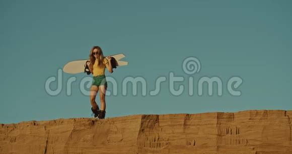 悬崖上的女滑板运动员极限运动视频的预览图
