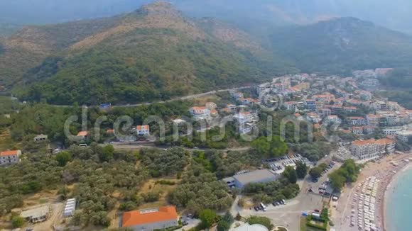 黑山BudvaRiviera山的鸟瞰图视频的预览图