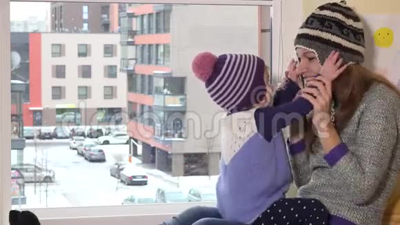 戴着冬日暖帽的女人和女孩室外暴雪视频的预览图