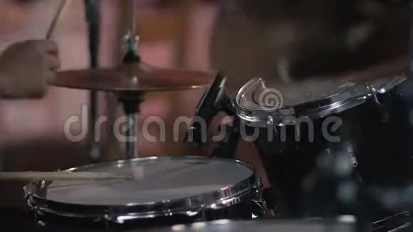 鼓手演奏鼓包视频的预览图