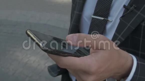 商人在他的智能手机上录制短信利用现代技术进行通信和商业任务视频的预览图
