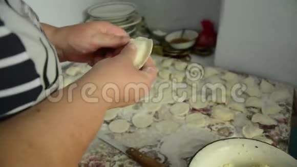 一个女人用干酪包饺子视频的预览图