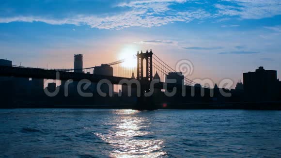 曼哈顿桥从东河在黄昏日落视频的预览图