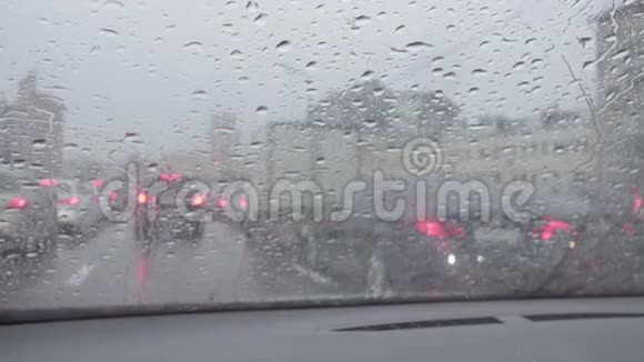 在城市街道上的汽车挡风玻璃上观看视频的预览图