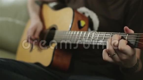 一个纹身男人在弹吉他视频的预览图