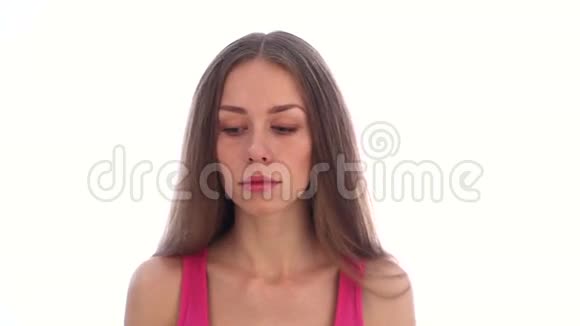 女人闭着眼睛听音乐跳舞视频的预览图