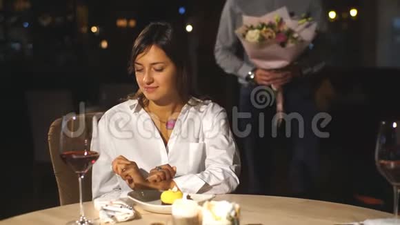 咖啡馆里快乐浪漫的一对年轻人正在向他的爱人献花视频的预览图