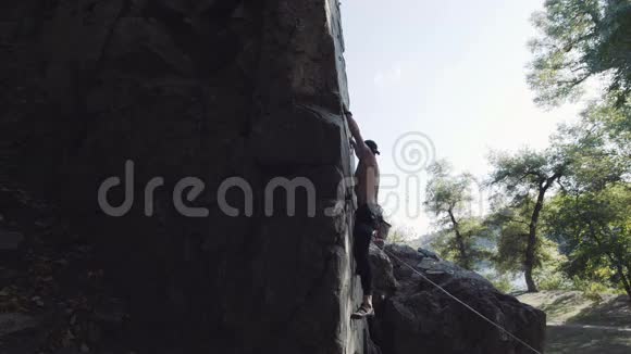 在悬崖上的专业登山者给某人指示视频的预览图