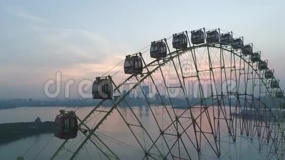 272018年7月中国苏州城市日落时在摩天轮上的空中无人机视野视频的预览图